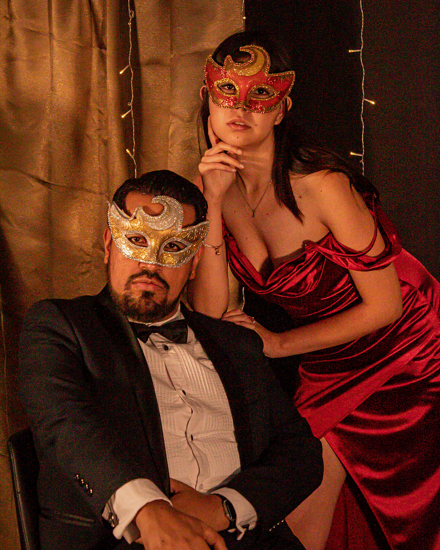 Gemaskerde gasten in een elegante setting